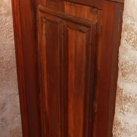 Logis Hotels- De La Tour - Et Restaurant Hotel 2*