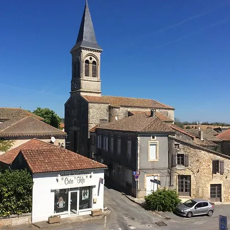 Logis Hotels- De La Tour - Et Restaurant 2*