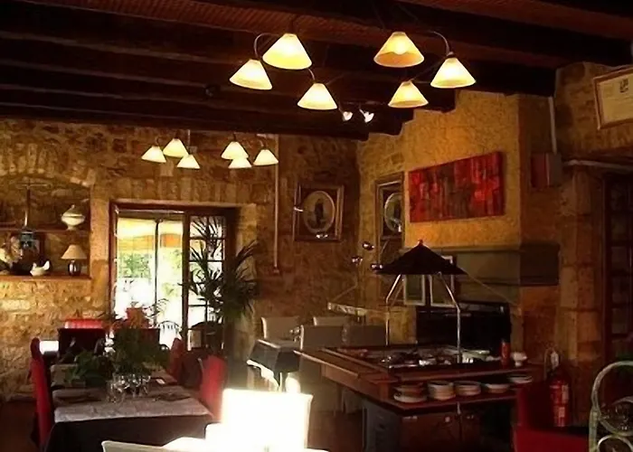 Hotel Logis Hotels- De La Tour - Et Restaurant Sauzet (Lot)