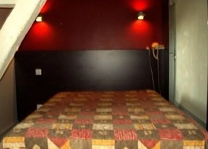 Hotel Logis Hotels- De La Tour - Et Restaurant 2*