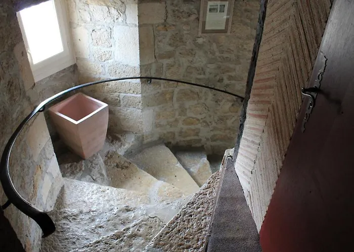 Logis Hotels- De La Tour - Et Restaurant