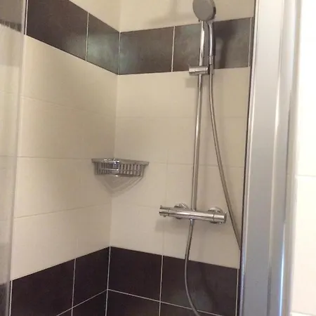 Logis Hotels- De La Tour - Et Restaurant 2*