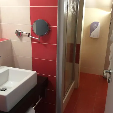 Logis Hotels- De La Tour - Et Restaurant Hotel 2*