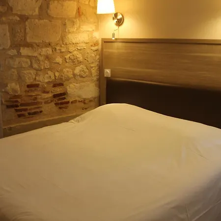 Logis Hotels- De La Tour - Et Restaurant 2* Sauzet