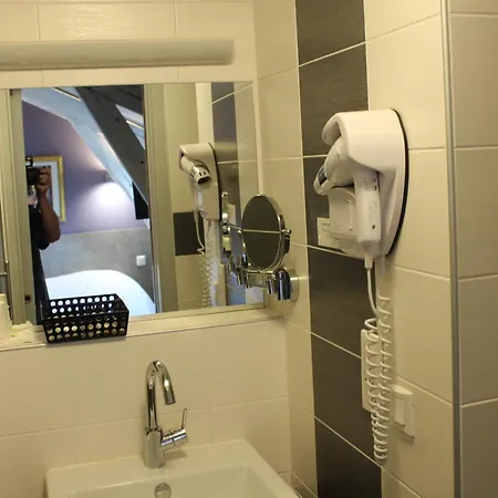 Logis Hotels- De La Tour - Et Restaurant 2* Sauzet