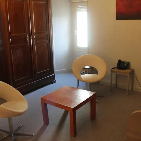 Hotel Logis Hotels- De La Tour - Et Restaurant 2*