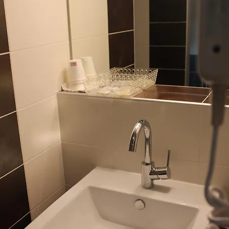 Logis Hotels- De La Tour - Et Restaurant Szálloda 2*