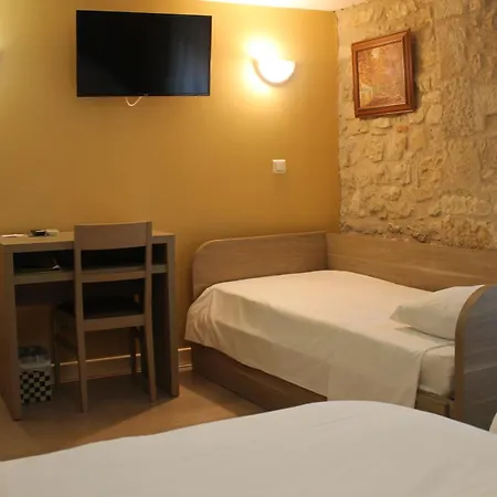 Logis Hotels- De La Tour - Et Restaurant 2* Sauzet