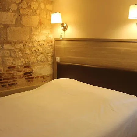 Logis Hotels- De La Tour - Et Restaurant 2*