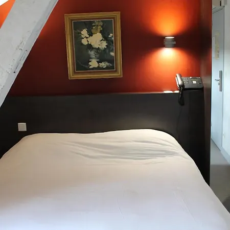 Logis Hotels- De La Tour - Et Restaurant