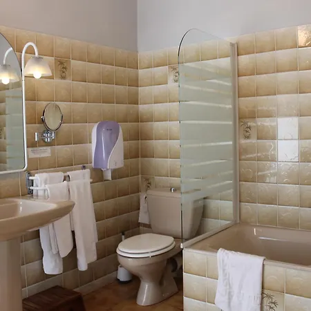 Logis Hotels- De La Tour - Et Restaurant Hotel Sauzet (Lot)