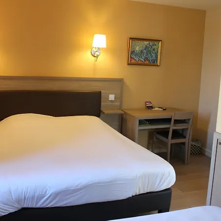 Logis Hotels- De La Tour - Et Restaurant Szálloda 2*