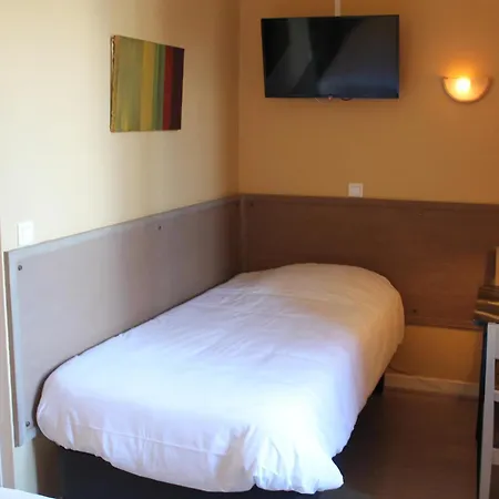 Logis Hotels- De La Tour - Et Restaurant 2*