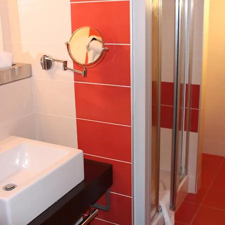 Logis Hotels- De La Tour - Et Restaurant 2*