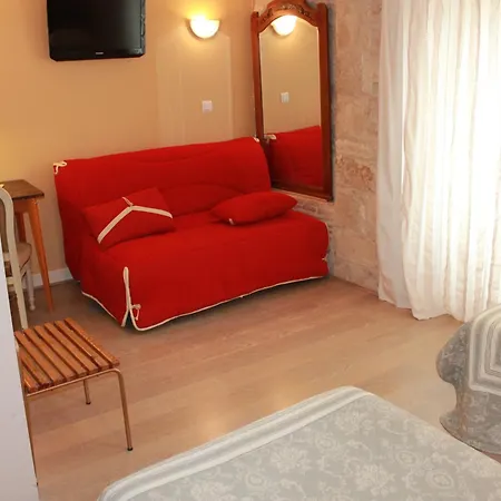 Hotel Logis Hotels- De La Tour - Et Restaurant 2*