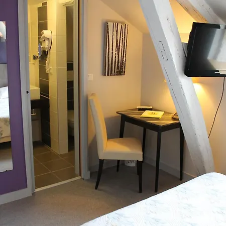 Logis Hotels- De La Tour - Et Restaurant