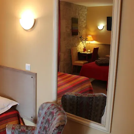 Logis Hotels- De La Tour - Et Restaurant 2*