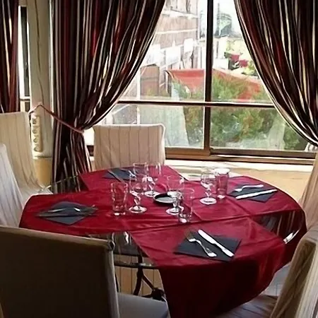 Logis Hotels- De La Tour - Et Restaurant Sauzet