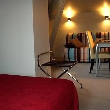 Logis Hotels- De La Tour - Et Restaurant 2* Sauzet