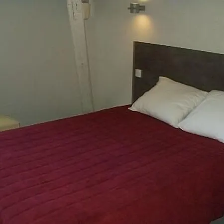 Logis Hotels- De La Tour - Et Restaurant Sauzet