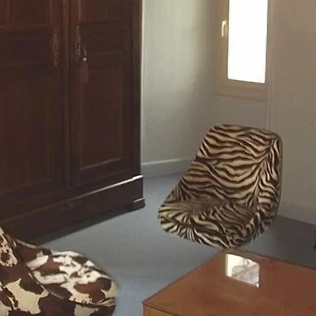 Logis Hotels- De La Tour - Et Restaurant