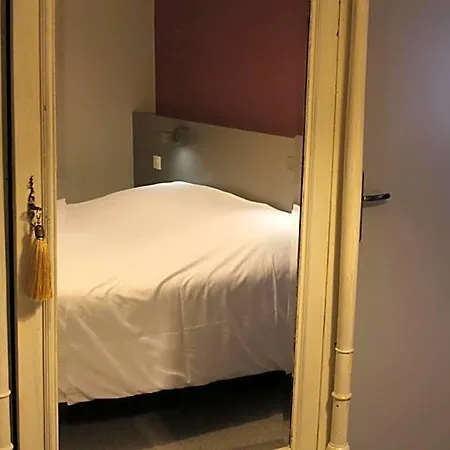 Logis Hotels- De La Tour - Et Restaurant Sauzet