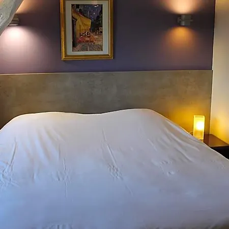 Logis Hotels- De La Tour - Et Restaurant ホテル