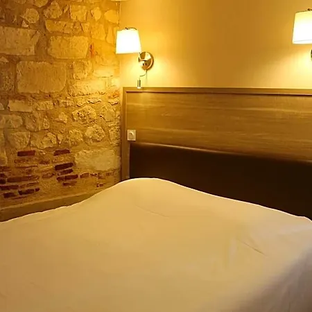 ホテル Logis Hotels- De La Tour - Et Restaurant 2*