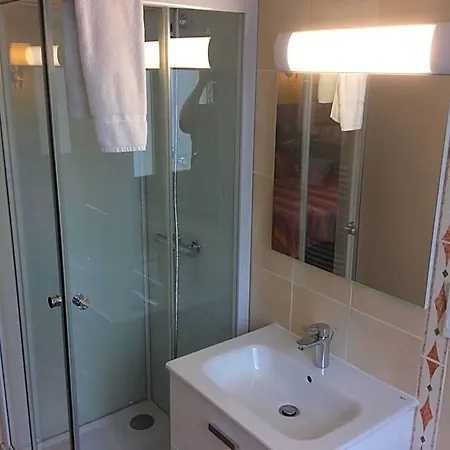 Hotel Logis Hotels- De La Tour - Et Restaurant Sauzet (Lot)