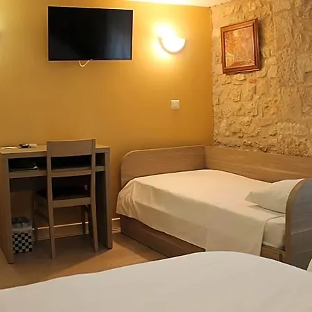 ホテル Logis Hotels- De La Tour - Et Restaurant 2*