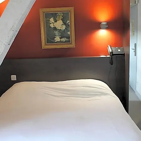 Logis Hotels- De La Tour - Et Restaurant ホテル Sauzet