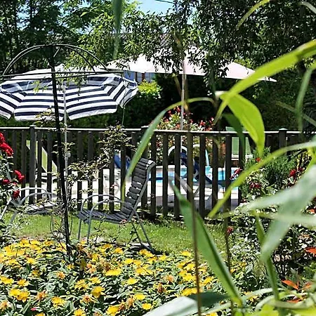 Logis Hotels- De La Tour - Et Restaurant ホテル