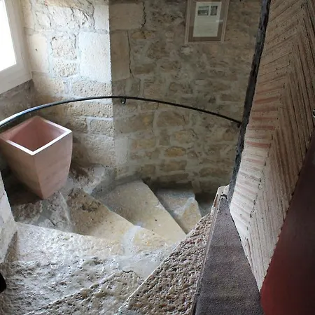 Logis Hotels- De La Tour - Et Restaurant