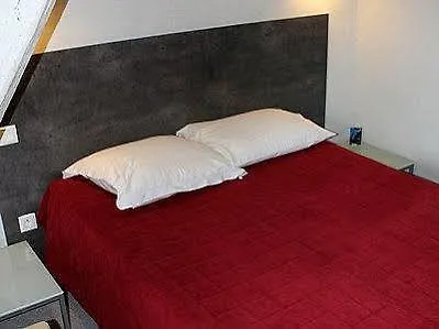 Logis Hotels- De La Tour - Et Restaurant Sauzet