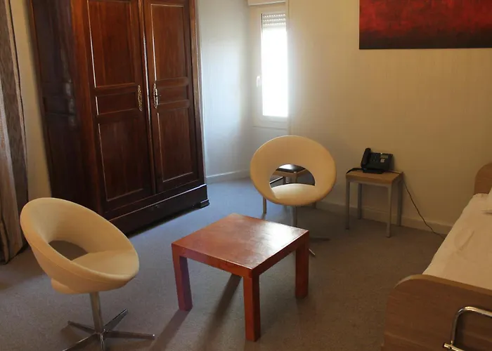 ホテル Logis Hotels- De La Tour - Et Restaurant 2*