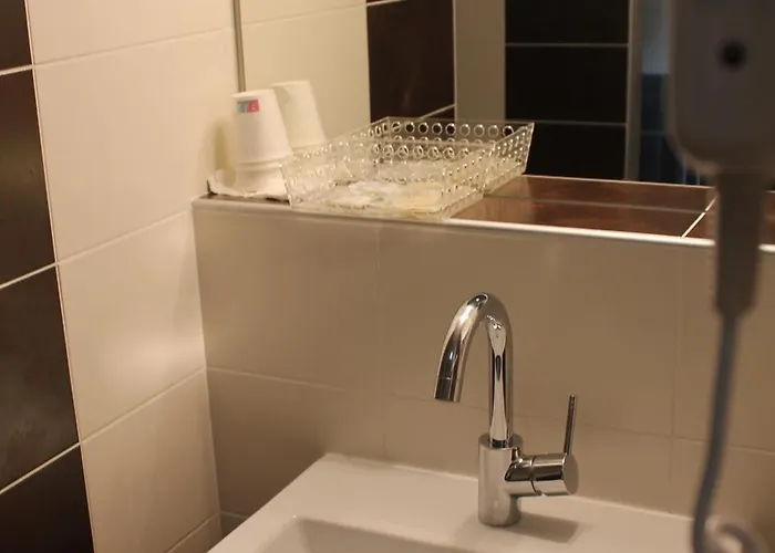 Logis Hotels- De La Tour - Et Restaurant ホテル 2*