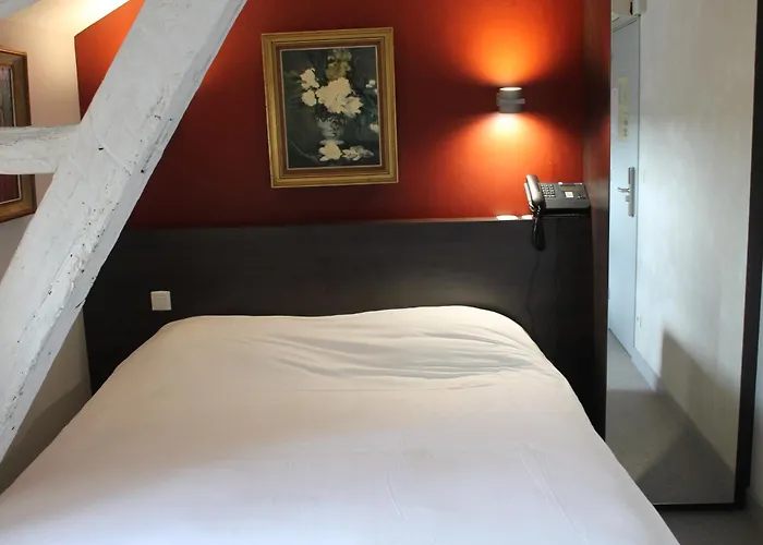 Logis Hotels- De La Tour - Et Restaurant