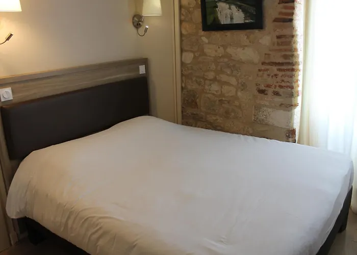 Logis Hotels- De La Tour - Et Restaurant 2* Sauzet