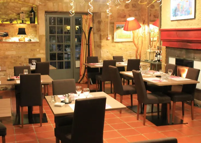 ホテル Logis Hotels- De La Tour - Et Restaurant