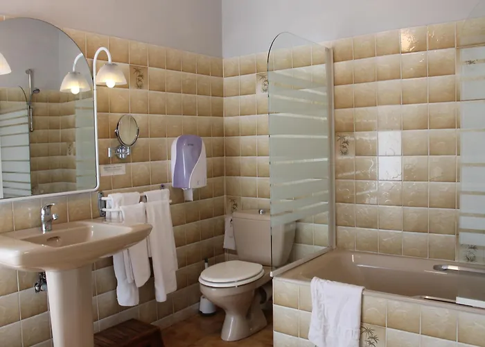 Logis Hotels- De La Tour - Et Restaurant ホテル Sauzet