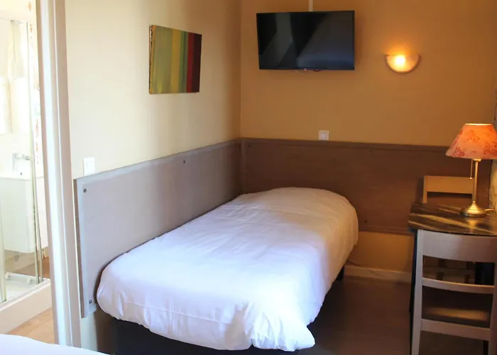 Logis Hotels- De La Tour - Et Restaurant 2*