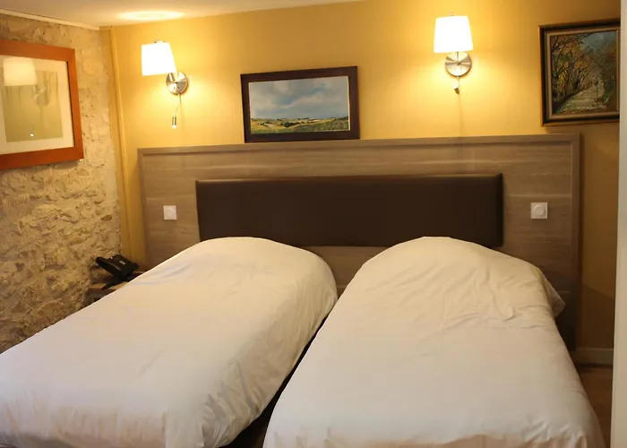 ホテル Logis Hotels- De La Tour - Et Restaurant Sauzet