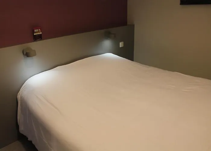 ホテル Logis Hotels- De La Tour - Et Restaurant Sauzet