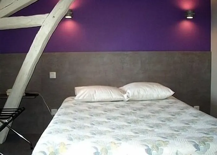 Logis Hotels- De La Tour - Et Restaurant Sauzet