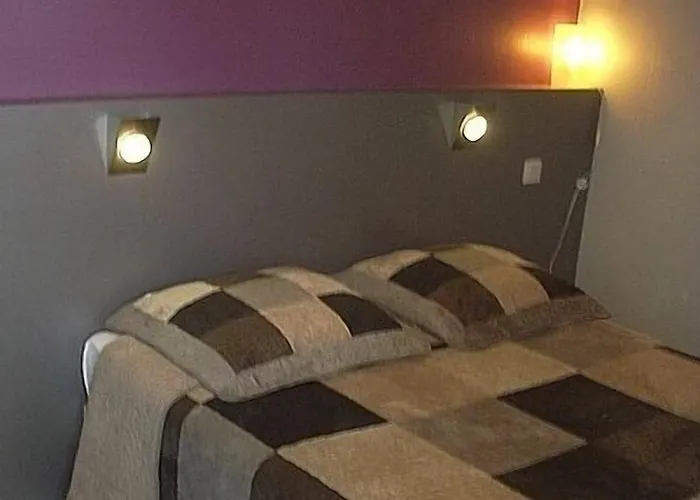 Logis Hotels- De La Tour - Et Restaurant Sauzet