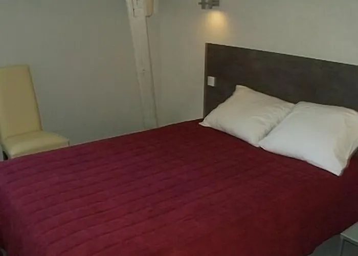 Logis Hotels- De La Tour - Et Restaurant Sauzet