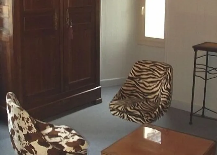 Logis Hotels- De La Tour - Et Restaurant