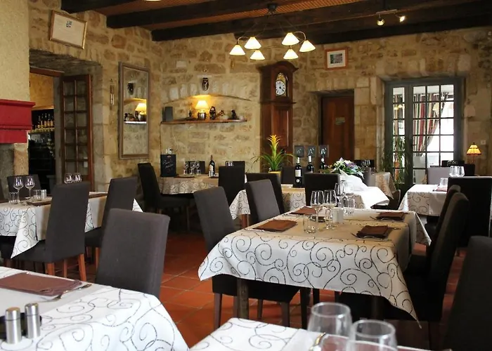 Logis Hotels- De La Tour - Et Restaurant ホテル Sauzet